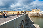 Kordoba. Puente Romano, w tle katedra. - foto: wnieznane.pl Kordoba. Puente Romano, w tle katedra. - foto: wnieznane.pl