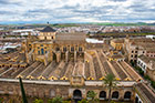 Kordoba. Widok na miasto i katedrę z wieży katedralnej. - foto: wnieznane.pl