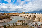 Kordoba. Zabytkowy pieszy most - Puente Romano. - foto: wnieznane.pl Kordoba. Zabytkowy pieszy most - Puente Romano. - foto: wnieznane.pl
