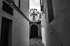 Kordoba. Zaułek z kościołem. - foto: wnieznane.pl
