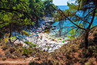 Thassos. Strome zejście na malowniczą plażę Skidia. - foto: wnieznane.pl Thassos. Strome zejście na malowniczą plażę Skidia. - foto: wnieznane.pl