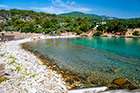Thassos. Kamienista, wąska plaża w Aliki. - foto: wnieznane.pl