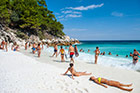 Thassos. Jedna z najpiękniejszych plaż na wyspie - Saliara (Marble Beach) z drobinkami białego marmuru zamiast piasku. - foto: wnieznane.pl