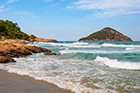 Thassos. Wzburzone morze przy Paradise Beach. - foto: wnieznane.pl