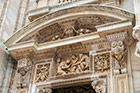 Mediolan. Pięknie zdobiona fasada katedry. - foto: wnieznane.pl