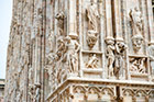 Mediolan. Pięknie zdobiona fasada katedry. - foto: wnieznane.pl