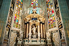 Mediolan. Wspaniałe witraże we wnętrzu słynnej katedry. - foto: wnieznane.pl