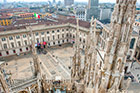 Mediolan. Widok z dachu katedry na miasto. - foto: wnieznane.pl