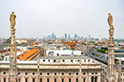 Mediolan. Widok z dachu katedry na miasto. - foto: wnieznane.pl