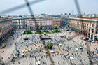 Mediolan. Widok z dachu katedry na plac katedralny i miasto. - foto: wnieznane.pl