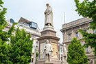 Mediolan. Pomnik Leonarda da Vinci na Piazza della Scala. - foto: wnieznane.pl