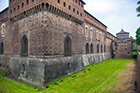 Mediolan. Fosa i Castello Sforzesco. - foto: wnieznane.pl