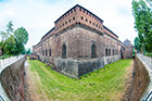Mediolan. Fosa przy Castello Sforzesco. - foto: wnieznane.pl