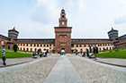 Mediolan. Na terenie Castello Sforzesco. - foto: wnieznane.pl
