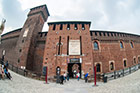Mediolan. Wejście do Castello Sforzesco. - foto: wnieznane.pl