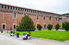 Mediolan. Na terenie Castello Sforzesco. - foto: wnieznane.pl