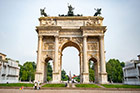 Mediolan. Łuk triumfalny - Arco della Pace. - foto: wnieznane.pl