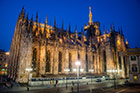 Mediolan. Katedra oświetlona wieczorem. - foto: wnieznane.pl