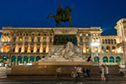Mediolan. Konny pomnik Vittorio Emanuele II na placu przed katedrą. - foto: wnieznane.pl