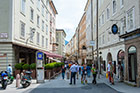 Salzburg. Słynny deptak Getridegasse z restauracjami i sklepami. - foto: wnieznane.pl