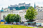Salzburg. Widok znad rzeki na twierdzę Hohensalzburg. - foto: wnieznane.pl