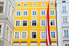 Salzburg. Dom Urodzenia Mozarta przy Getridegasse. - foto: wnieznane.pl Salzburg. Dom Urodzenia Mozarta przy Getridegasse. - foto: wnieznane.pl
