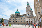 Salzburg. Residenzplatz i Katedra św. Ruperta. - foto: wnieznane.pl