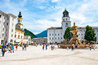 Salzburg. Rozległy Residenzplatz z zabytkowymi budynkami. - foto: wnieznane.pl
