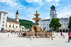 Salzburg. Fontanna Residenzbrunnen na Residenzplatz. - foto: wnieznane.pl