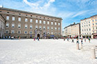 Salzburg. Rozległy Residenzplatz z zabytkowymi budynkami. - foto: wnieznane.pl