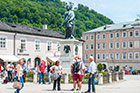 Salzburg. Mozartplatz z pomnikiem Mozarta. - foto: wnieznane.pl