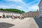 Salzburg. Mozartplatz z pomnikiem Mozarta. - foto: wnieznane.pl