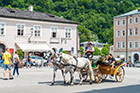 Salzburg. Dorożki na Residenzplatz. - foto: wnieznane.pl