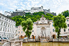 Salzburg. Fontanna na Residenzplatz. W tle Hohensalzburg. - foto: wnieznane.pl
