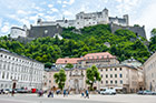 Salzburg. Widok z Residenzplatz na twierdzę Hohensalzburg. - foto: wnieznane.pl