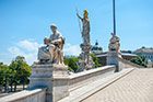 Wiedeń. Rzeźby przy budynku Parlamentu. - foto: wnieznane.pl