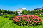 Wiedeń. Ogrody miejskie przy Ringu. W tle teatr Burg. - foto: wnieznane.pl