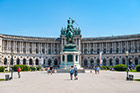 Wiedeń. Pałac Neue Burg i konny pomnik Karla Erzherzoga. - foto: wnieznane.pl