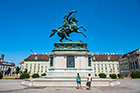 Wiedeń. Pałac Neue Burg i konny pomnik Karla Erzherzoga. - foto: wnieznane.pl