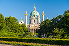 Wiedeń. Charakterystyczny kościół Karlskirche. - foto: wnieznane.pl