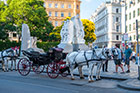 Wiedeń. Dorożki czekające na turystów przy Michaelerplatz. - foto: wnieznane.pl