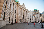 Wiedeń. Pałac Hofburg przy placu Michaelerplatz. - foto: wnieznane.pl