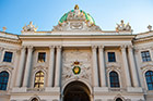 Wiedeń. Pałac Hofburg przy placu Michaelerplatz. - foto: wnieznane.pl
