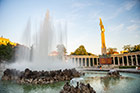 Wiedeń. Fontanna Hochstrahlbrunnen i Pomnik Bohaterów Armii Czerwonej. - foto: wnieznane.pl