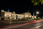 Wiedeń. Budynek Parlamentu nocą. - foto: wnieznane.pl