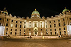 Wiedeń. Pałac Hofburg nocą. - foto: wnieznane.pl