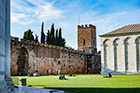 Piza. Mury miejskie przy Piazza dei Miracoli. - foto: wnieznane.pl