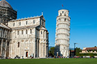 Piza. Zabytkowe budowle przy Piazza dei Miracoli - z lewej Katedra Santa Maria Assunta, z prawej Krzywa Wieża. - foto: wnieznane.pl