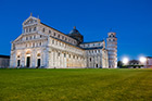 Piza. Zabytkowe budowle przy Piazza dei Miracoli - z lewej Katedra Santa Maria Assunta, z prawej Krzywa Wieża. - foto: wnieznane.pl