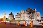 Piza. Zabytkowe budowle przy Piazza dei Miracoli - Baptysterium i Katedra Santa Maria Assunta. - foto: wnieznane.pl